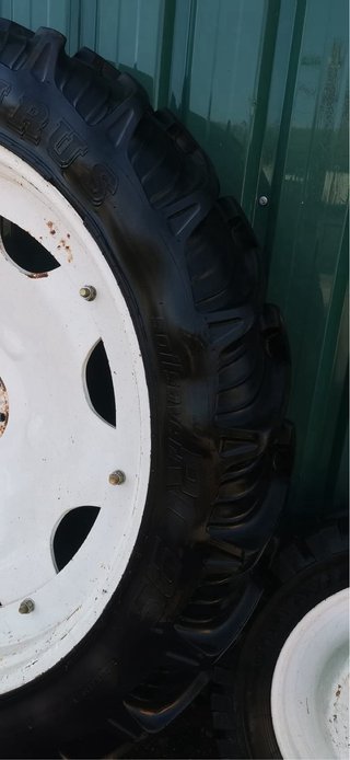 Ruedas de tractor con llanta blanca