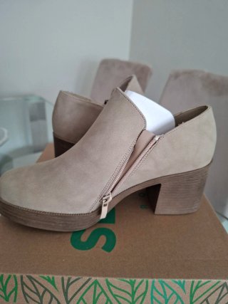 A ESTRENAR botines beige tacon