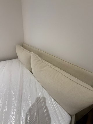 Cama con canapé abatible.