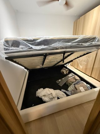 Cama con canapé abatible.