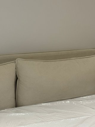 Cama con canapé abatible.