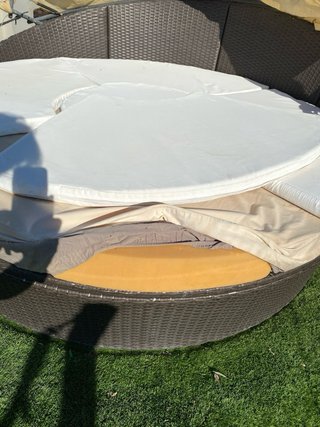 Tumbona redonda exterior con toldo
