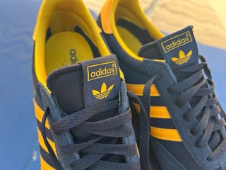 Zapatillas Adidas R71 negras y amarillas
