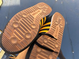 Zapatillas Adidas R71 negras y amarillas