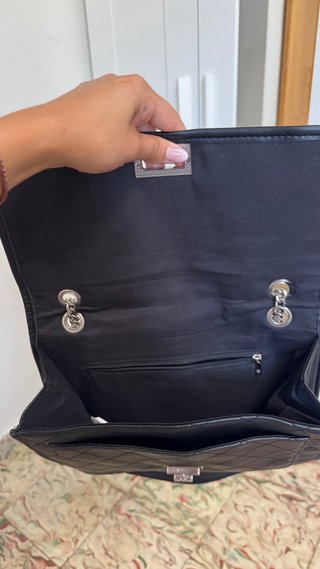 Bolso negro con cadena plateada