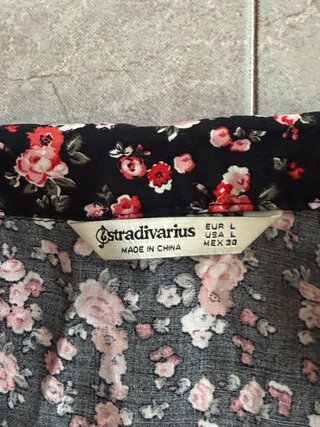 Vestido Stradivarius floral negro y rosa