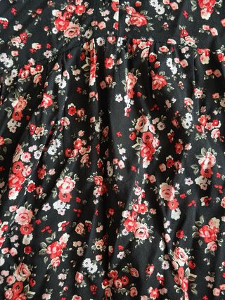 Vestido Stradivarius floral negro y rosa