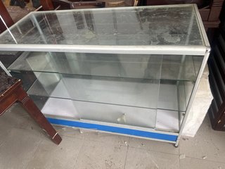 Vitrina expositora de cristal y metal