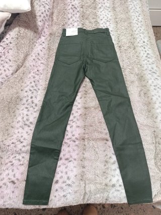 Pantalón Stradivarius verde encerado Talla XS