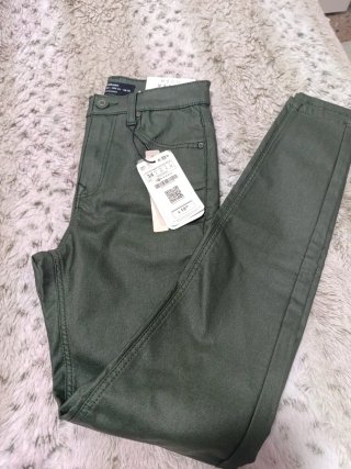 Pantalón Stradivarius verde encerado Talla XS