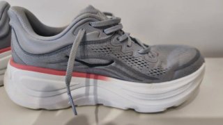 Zapatillas Hoka grises y rosas