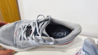 Zapatillas Hoka grises y rosas