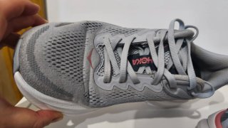 Zapatillas Hoka grises y rosas