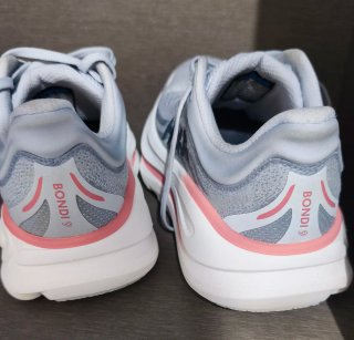 Zapatillas Hoka grises y rosas