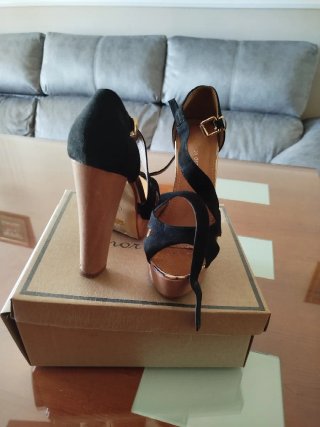 Zapatos de tacón negros y marrones
