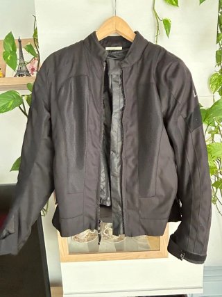 Chaqueta de moto negra de cordura. Como nueva