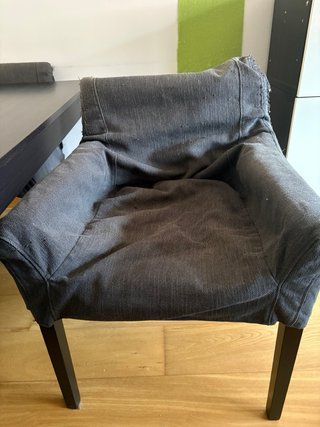 Mesa de comedor negra y marrón con sillas