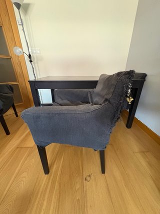 Mesa de comedor negra y marrón con sillas