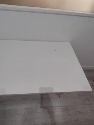 Mesa de escritorio blanca de madera