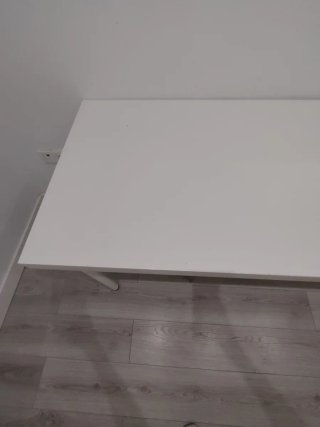 Mesa de escritorio blanca de madera