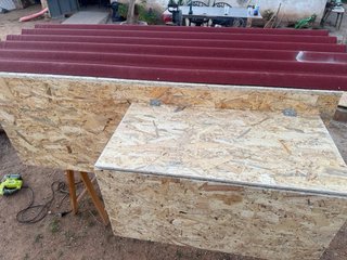 Gallinero de madera con tejado rojo