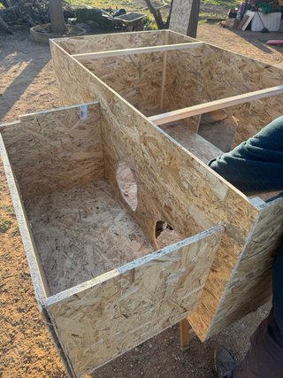 Gallinero de madera con tejado rojo