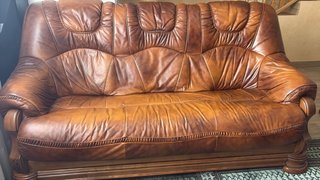 Sofá y sillón de piel y madera tallada
