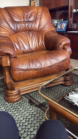 Sofá y sillón de piel y madera tallada