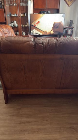 Sofá y sillón de piel y madera tallada