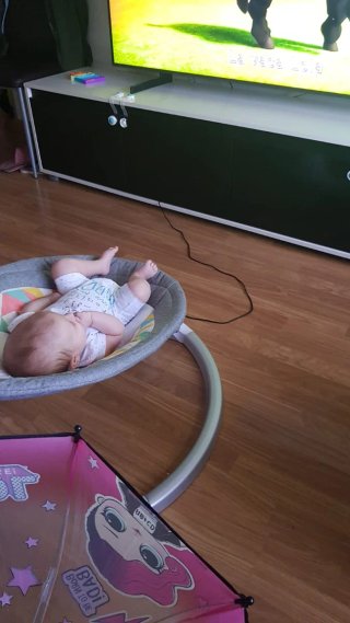 Balanza eléctrica para bebé con música