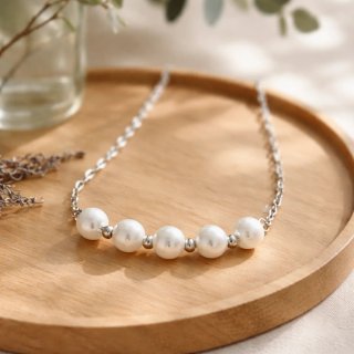 Elegante collar de perlas y cadena