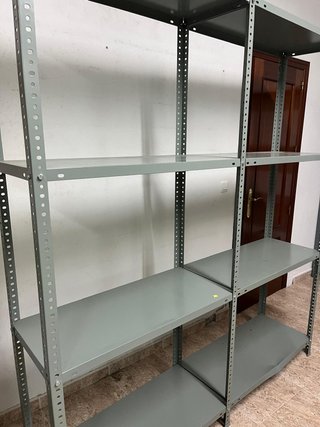 Estanterías metálicas.