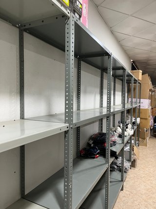 Estanterías metálicas.