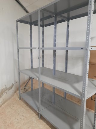 Estanterías metálicas.