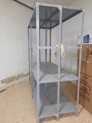 Estanterías metálicas.
