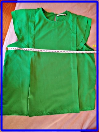 Blusa verde con volantes