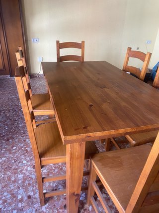 Mesa de madera con 6 sillas