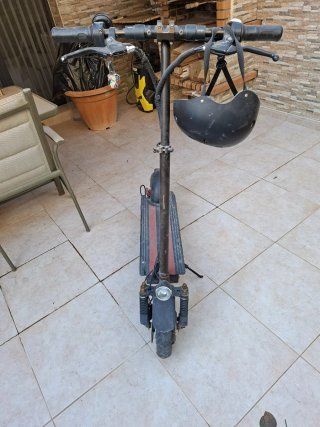 Patinete eléctrico con casco