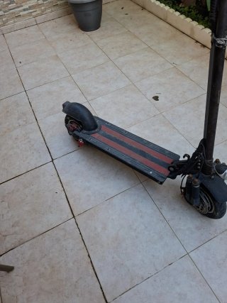 Patinete eléctrico con casco