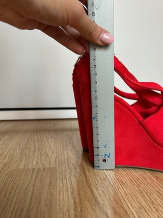 Tacones de cuña rojos