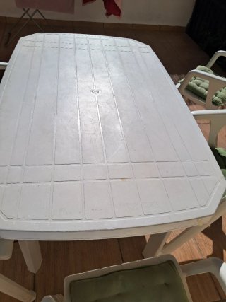 Mesa y 5 sillas de terraza blancas