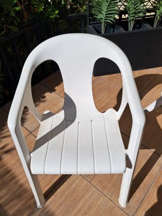 Mesa y 5 sillas de terraza blancas