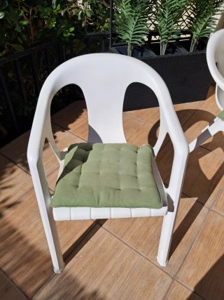 Mesa y 5 sillas de terraza blancas