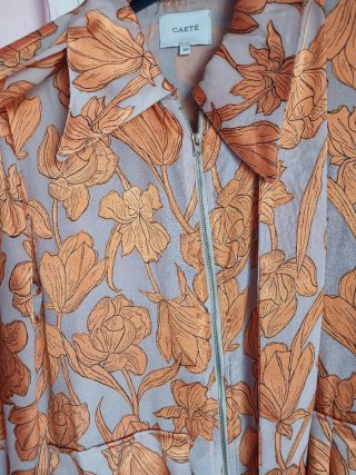 Blusa CAETE floral M/38 cremallera y cinturón