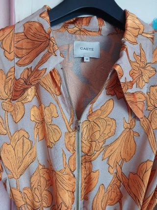 Blusa CAETE floral M/38 cremallera y cinturón