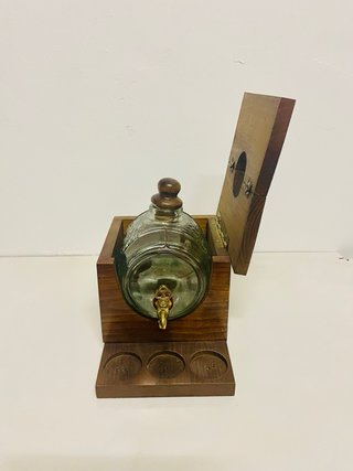 Dispensador vino casita madera