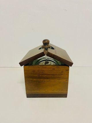 Dispensador vino casita madera