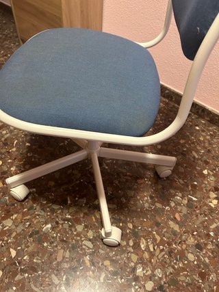 Silla de escritorio giratoria azul y blanca