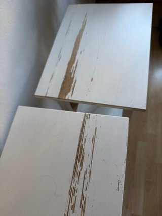 Mesita de noche blanca con cajón