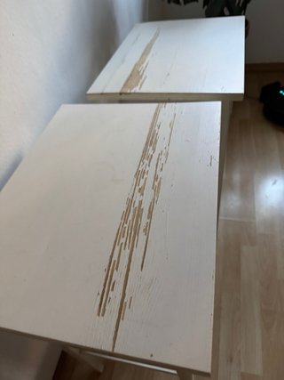 Mesita de noche blanca con cajón